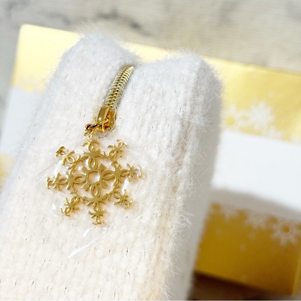 Chanel Beauty White Tweed Pouch with Gold CC Snowflake Zipper - Picture 4 of 10